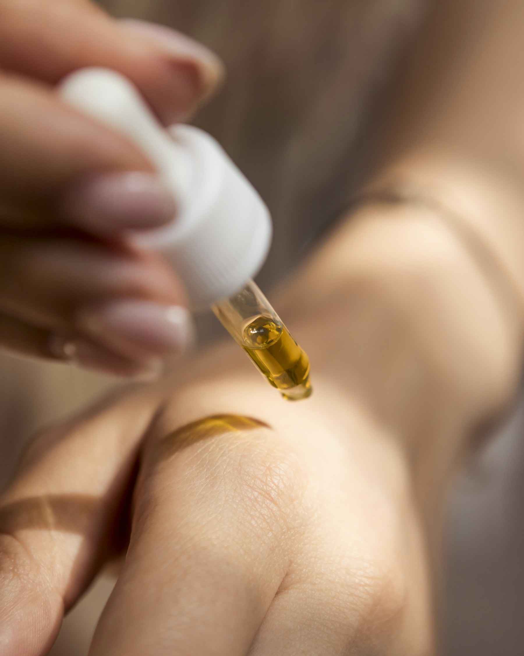 Serum wird mit einer Pipette auf die Haut aufgetragen